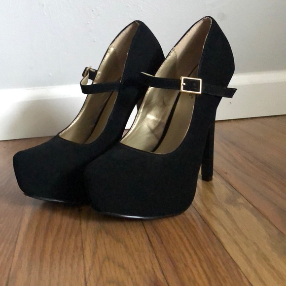 Shoes - Strapped pumps